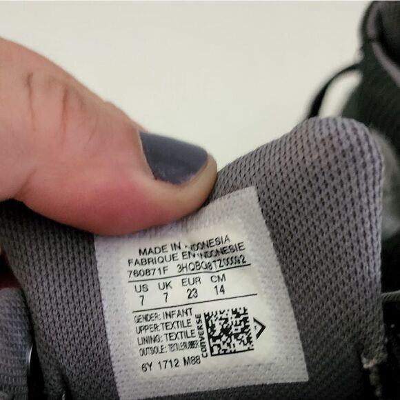 Converse Chuck Taylor athletic shoes kids size 7 - Picture 5 of 7